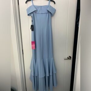 NWT GORGEOUS off the shoulder Adrianna Pappel gown.